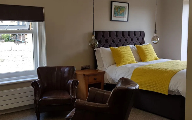 The Bowes Hotel