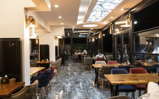 Çınar Han Otel ve Cafe