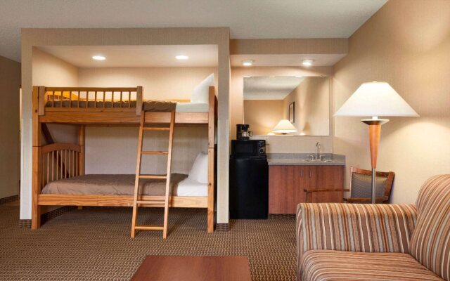 Ramada by Wyndham Williamsburg and Wasserbahn Waterpark