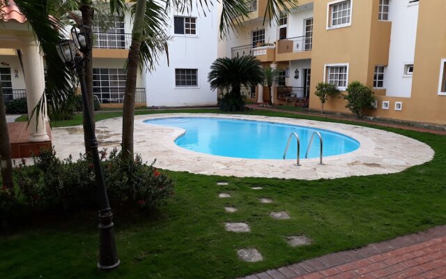 1br 6 miles to Beaches & Airport w/ Parking/wifi & Hot Shower