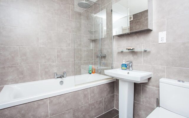 Modern 2 Bedroom House With Parking