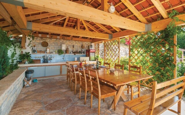 Beautiful Home in Mravince With Wifi and 2 Bedrooms