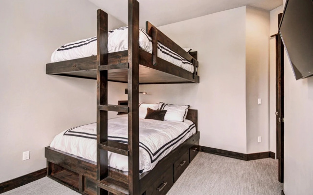 Spruce Ledge 4 Bedrooms 4.5 Bathrooms Townhouse