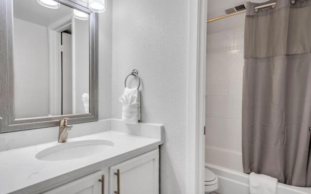 West University- 2BR- Parking- WiFi