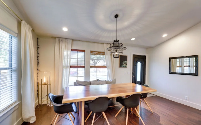 5 Mi to Dtwn Austin: Vibrant Home w/ Patio