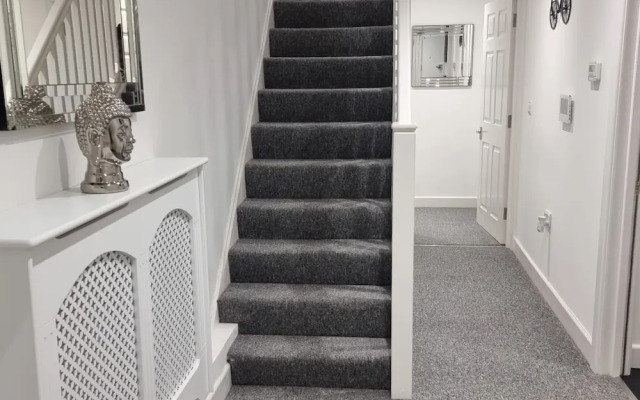 London Oasis Modern 2BR Apartment