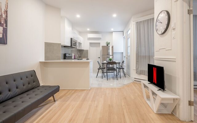 Beautiful Private Bedroom in Mile-End