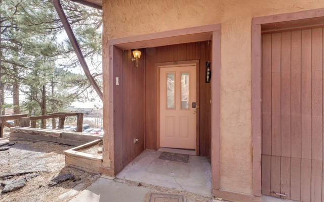 Walk to Lifts: Ski-in/ski-out Angel Fire Condo