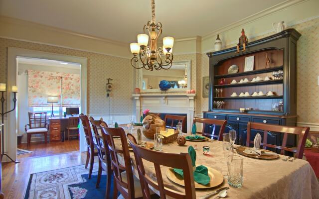 North Lodge on Oakland Bed and Breakfast