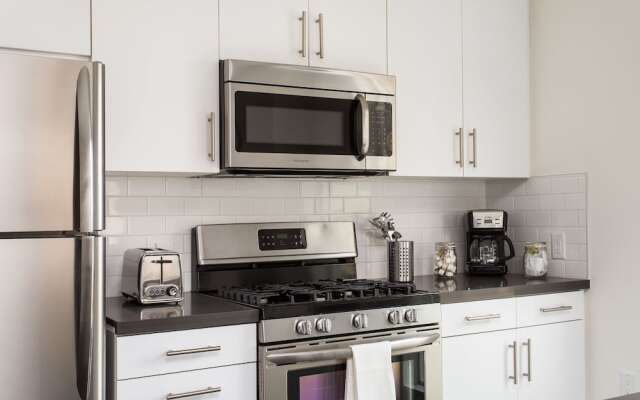 Luxurious 2BD & Den Hollywood Apartment