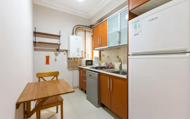 Authentic Central Flat With Bay Window in Besiktas