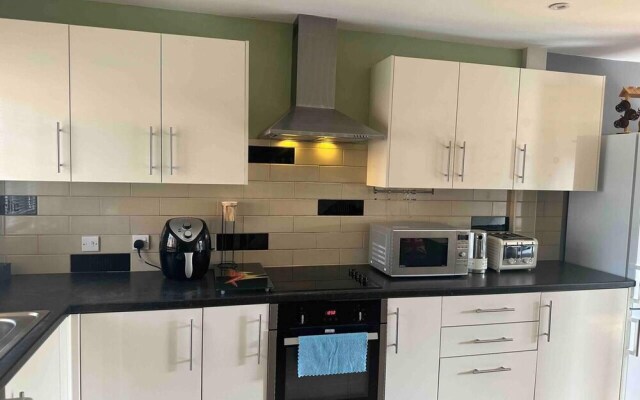 Remarkable 2-bed House in Northolt