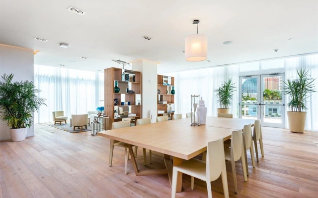 Top Fort Lauderdale Condo 7th Floor - Private and Sanitized, Hotel Amenities, Free Parking for Stays Over 27 Days, 400 ft From the Beach. Hosted by Super Host!