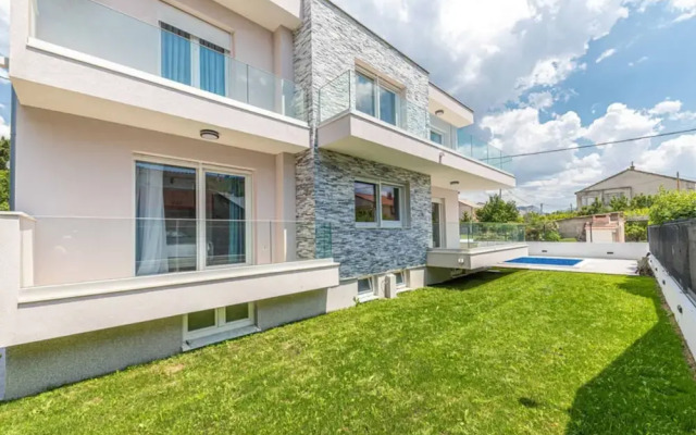 Expansive Retreat With Private Pool & Bbq, Near the Beach