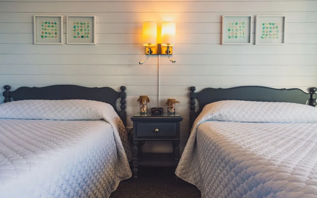 Bearskin Neck Motor Lodge