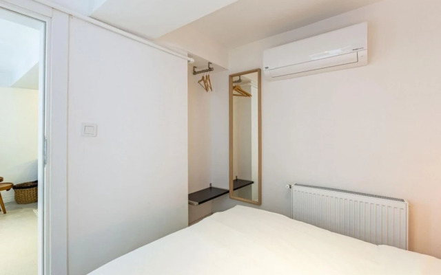 Flat 5 Min to Taksim With Backyard in Cihangir