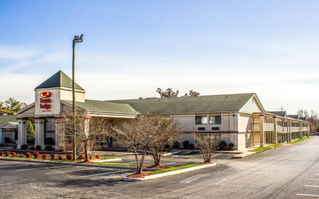 Econo Lodge & Suites