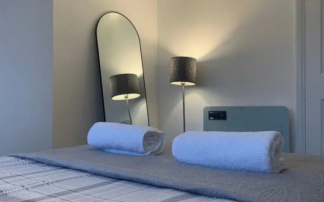 Seaside Chic Loft Apartment in Leigh-on-sea