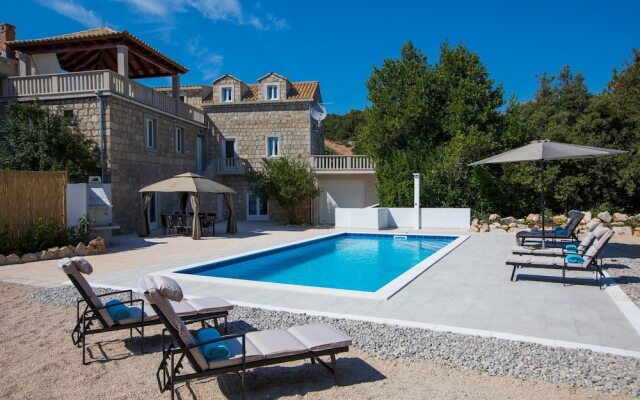 Beautiful 4-bed Villa for up to 10 Guests