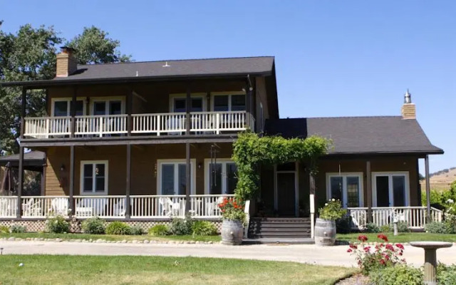 Honey Oak House at Laraneta Vineyards