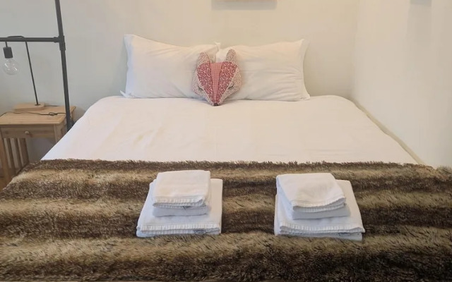 Alegr0 · 60s Chic Central Apartment w/ Garden