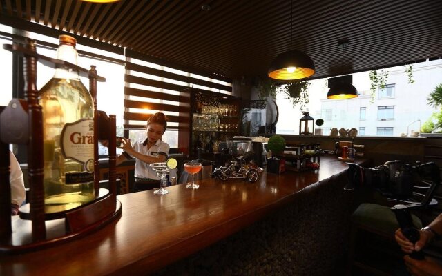Au Lac 1 Hotel