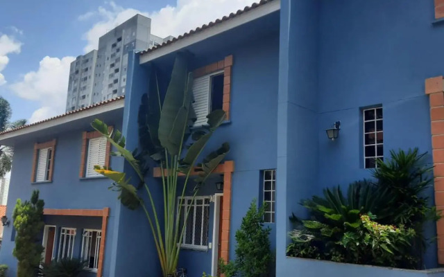 Charmosa casa em condominio com quintal