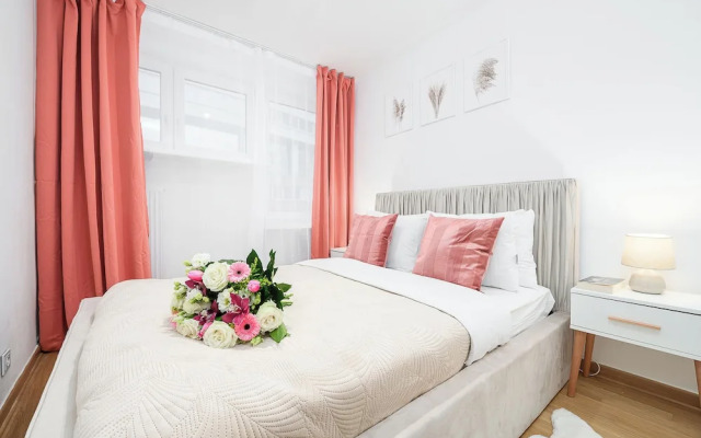 Lumina opposite the Palace of Culture