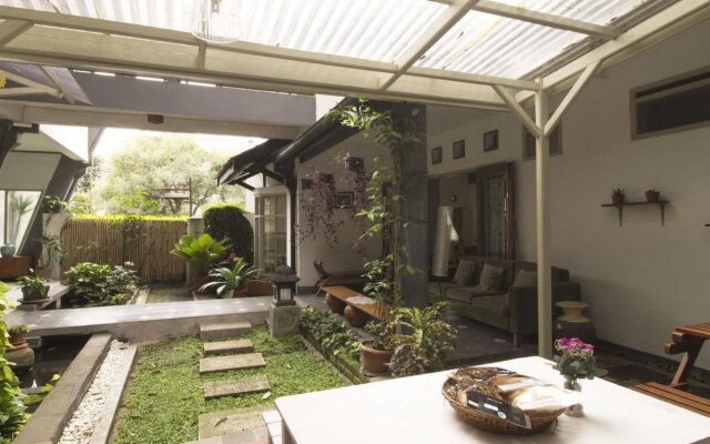 Rumah Asri Bed and Breakfast by RedDoorz