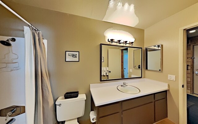 Two Bedroom Units at 1849 Condos with 3 Hot Tubs & Slopeside