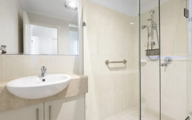 Spacious 2-bedroom With Private Parking Access