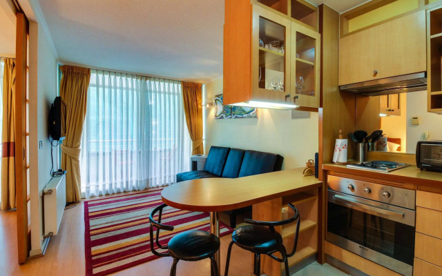 Urban Getaway Near the Sea