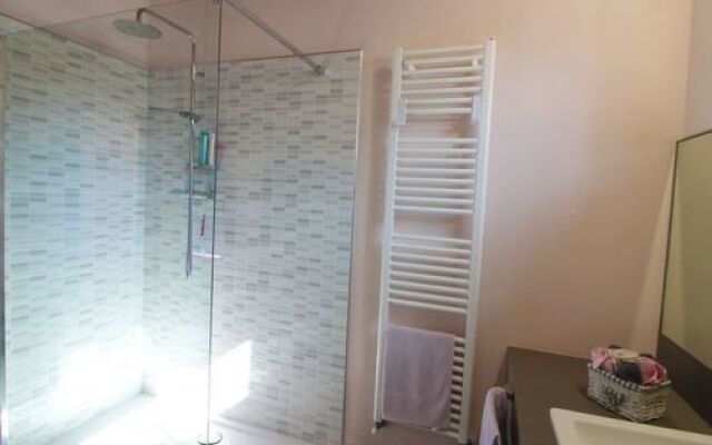 Stunning Private Villa for 4 Guests With Wifi, Private Pool, TV, Veranda, Pets Allowed and Parking