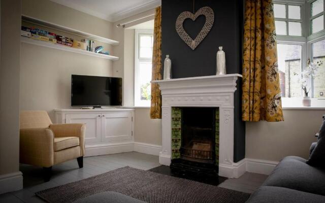 2 bedroom Stamford home with parking