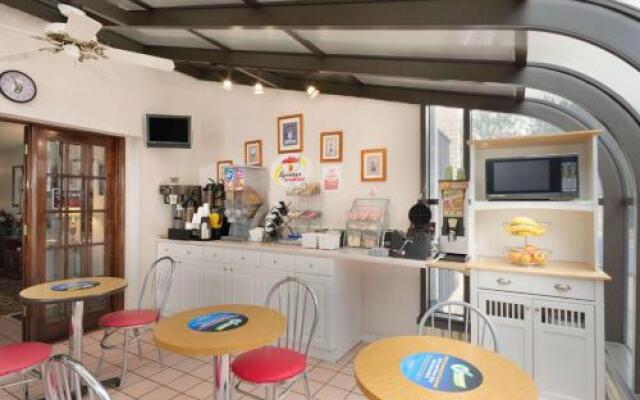 Super 8 by Wyndham Lancaster