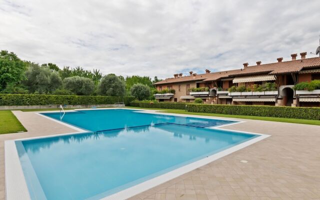 Vibrant Holiday Home in Lazise with Swimming Pool near 2 Lakes