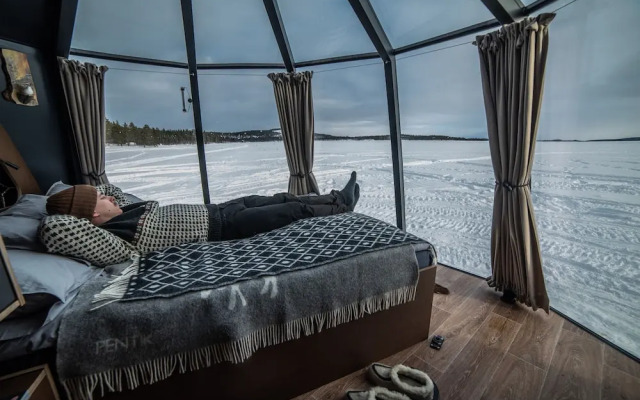 SnowLounge AuroraHut GlasIgloos IceHotel