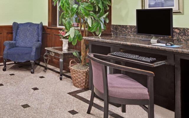 Red Roof Inn Plus+ Galveston - Beachfront