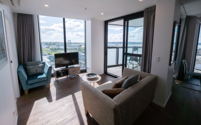 Stunning 2 Bedroom Apartment With City and Harbour Views in the CBD – Guest Rooms – Auckland