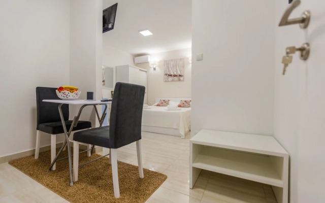 Apartmani Studio Sleeps 2 -parking -private Garden