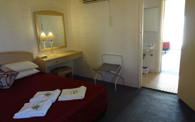 Black Dolphin Motel & Apartments