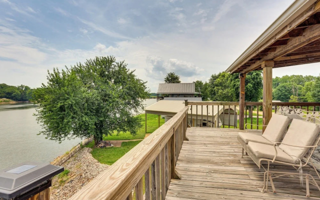 Tennessee River Retreat: Multi-level Deck & Views