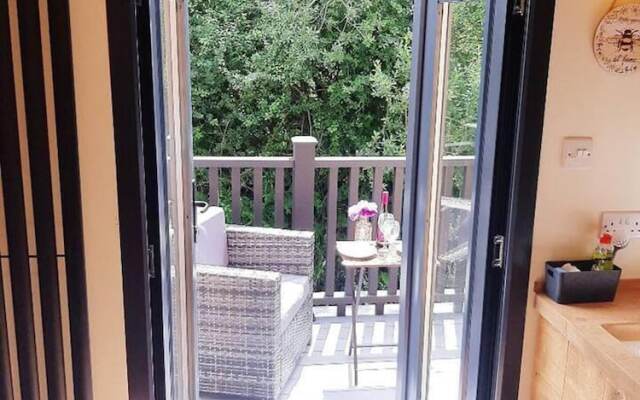 Min yr Afon - Cabin - Sleeps 2 - Hot Tub - Parking