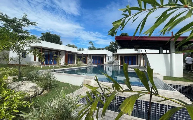 Bluewaves Hostel & Villa Panagsama by Hiverooms
