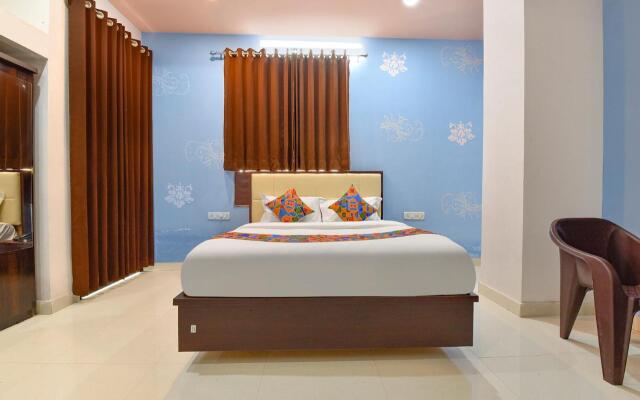 Fabexpress Shree Thakur- 700 Meter Away From Railway Station