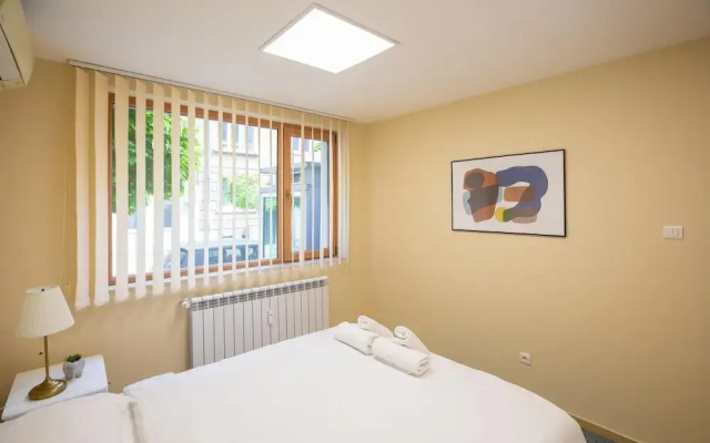 Bright 1bdr Apartment in Top Center