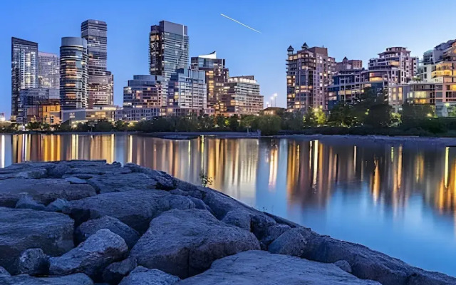 Gorgeous Condo By the Lake W/Parking