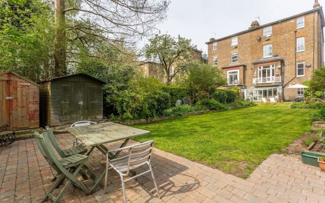 2 Bedroom Garden Flat In Brondesbury Park