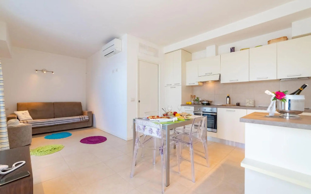 Albatros - swimming pool with sea view and small terrace