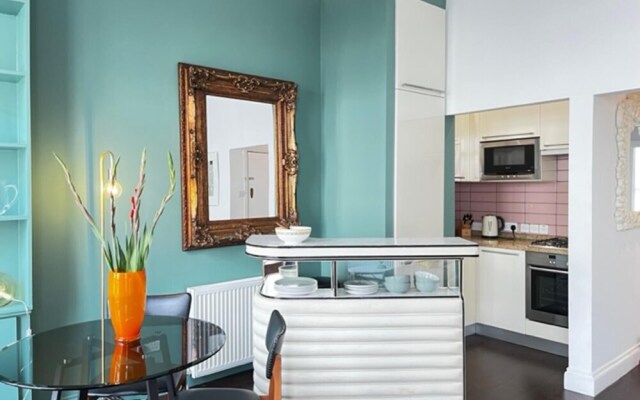 Stylish Central London Balcony Apartment